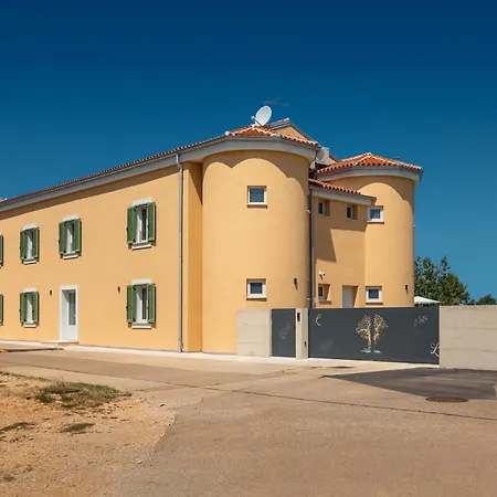 Lucilla Villa